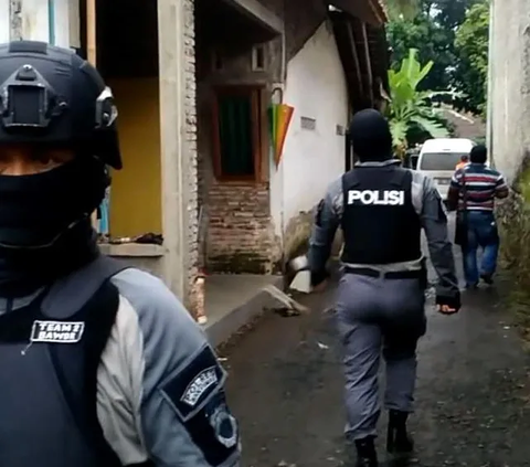 Geledah Rumah Terduga Teroris di Kabupaten Bandung, Densus 88 Sita Sejumlah Barang Bukti