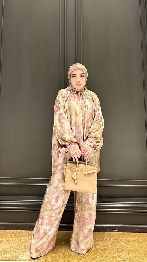 Pada awal kemunculannya, Shella dikenal sebagai seorang pebisnis. Ia menjajakan hijab dan gamis dengan brand sendiri. Buah manis dari berbisnis fesyen inilah yang membuatnya mendapat julukan crazy rich Aceh.