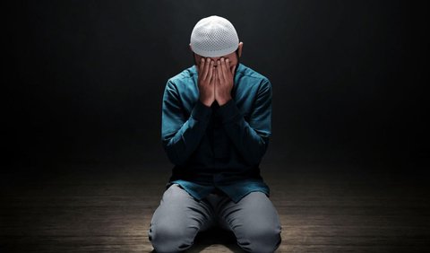 Doa yang dipanjatkan pun bisa apa saja sesuai dengan hajat kita. Meski begitu, ada lafal doa setelah selesai sholat yang bisa Anda baca dengan makna luar biasa tentang pujian terhadap Allah SWT, permohonan ampun, hingga kemudahan di akhir hidup nanti.