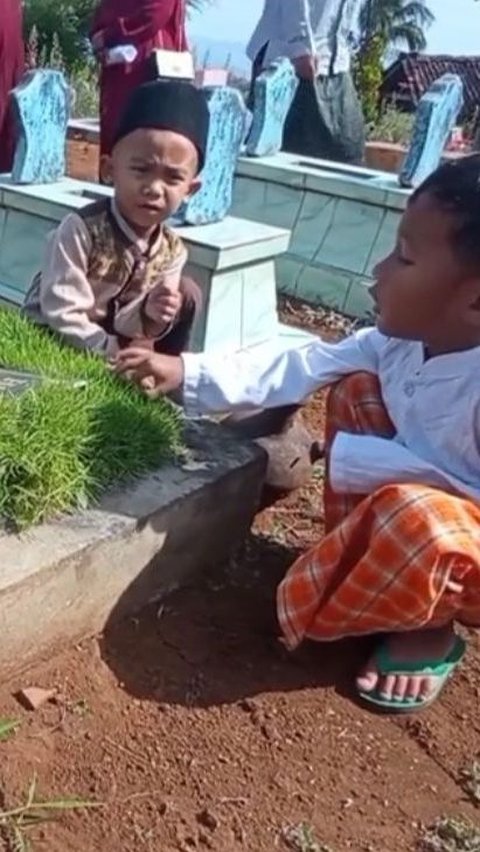 Momen Kakak dan Adik Kunjungi Makam Sang Ibu, Pertanyaan Sang Adik Bikin Sedih