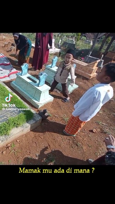 Momen Kakak dan Adik Kunjungi Makam Sang Ibu, Pertanyaan Sang Adik Bikin Sedih