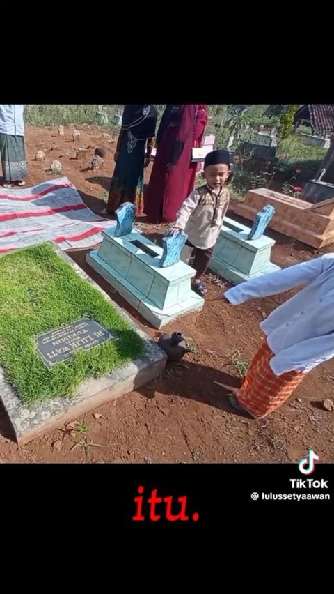 Momen Kakak dan Adik Kunjungi Makam Sang Ibu, Pertanyaan Sang Adik Bikin Sedih