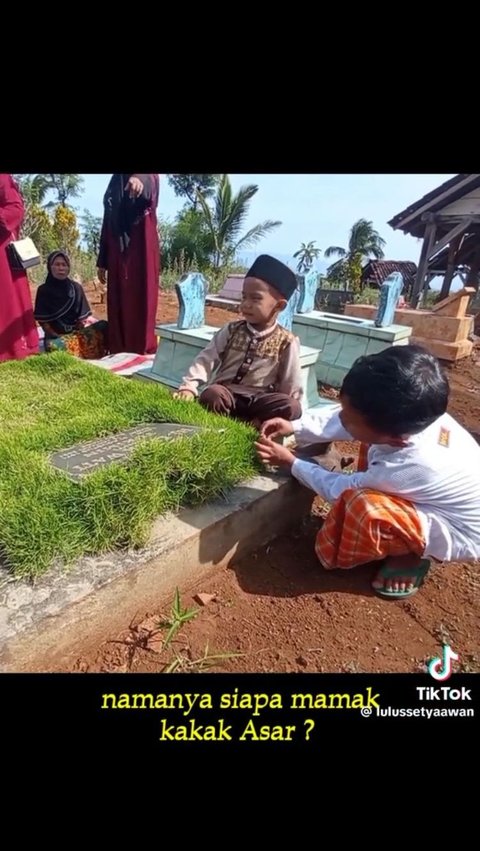 Momen Kakak dan Adik Kunjungi Makam Sang Ibu, Pertanyaan Sang Adik Bikin Sedih