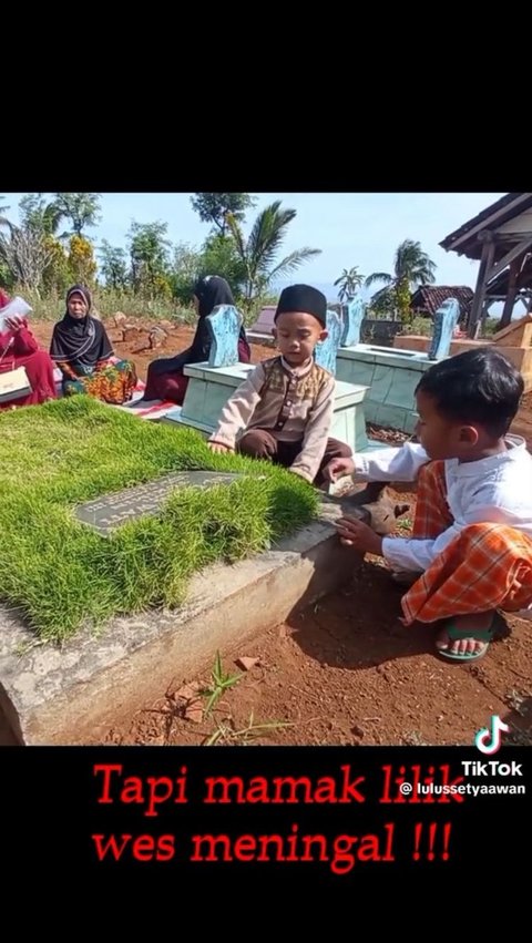 Momen Kakak dan Adik Kunjungi Makam Sang Ibu, Pertanyaan Sang Adik Bikin Sedih