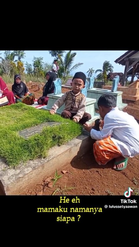 Momen Kakak dan Adik Kunjungi Makam Sang Ibu, Pertanyaan Sang Adik Bikin Sedih