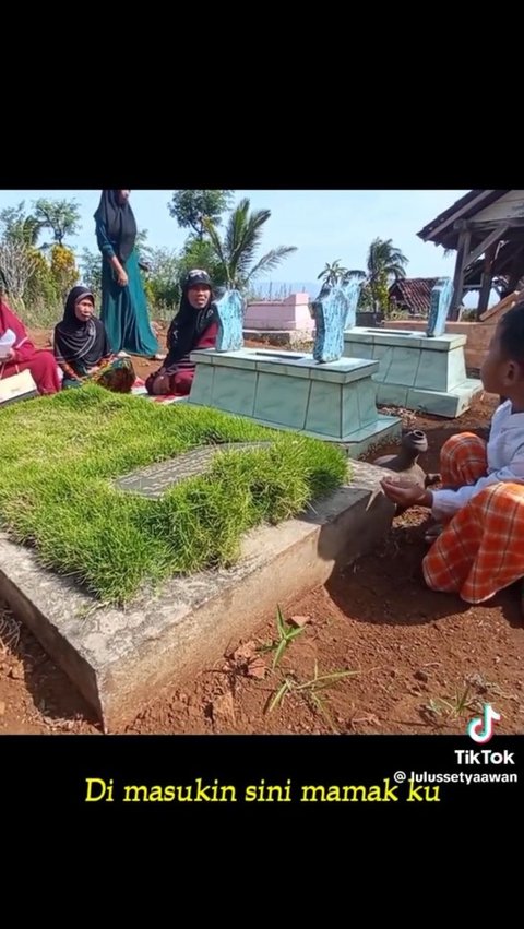 Momen Kakak dan Adik Kunjungi Makam Sang Ibu, Pertanyaan Sang Adik Bikin Sedih