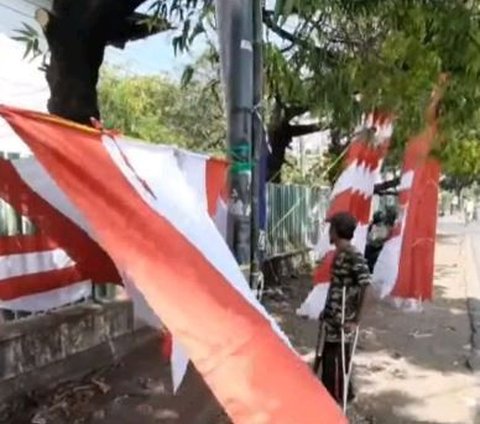 Rela Jauh-Jauh Datang ke Kudus, Begini Semangat Difabel Asal Ciamis Jualan Bendera