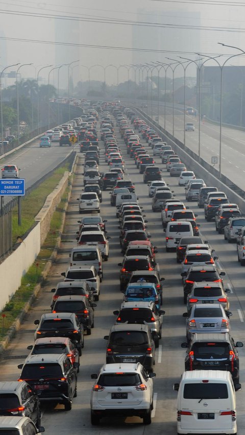 Berdasarkan data Dinas Lingkungan Hidup DKI Jakarta, sekitar 70 persen polusi udara pada beberapa hari ini dipengaruhi sektor transportasi.