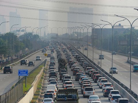 FOTO: Potret Warga Bermacet-macetan di Tengah Polusi Parah Jakarta