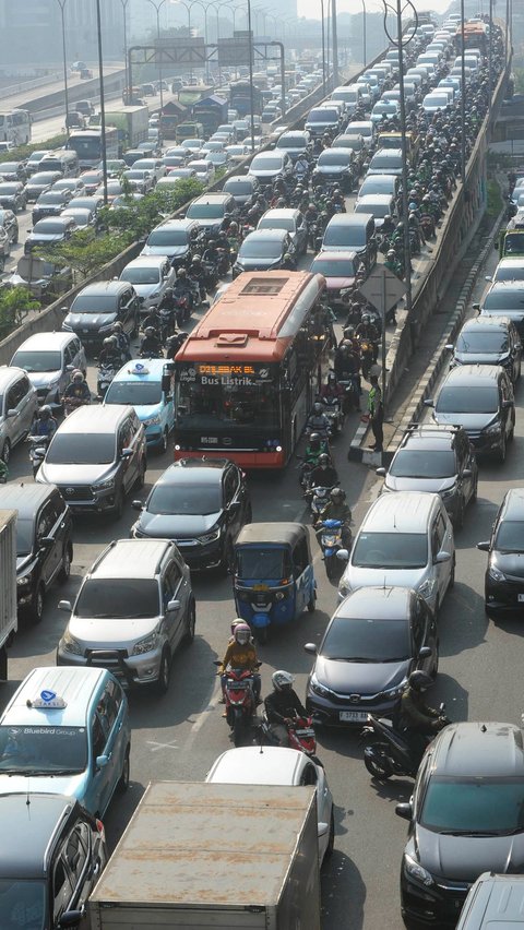 Sebuah bus listrik berada di tengah kemacetan di kawasan Jalan TB Simatupang, Jakarta Selatan, pada Selasa (15/8).