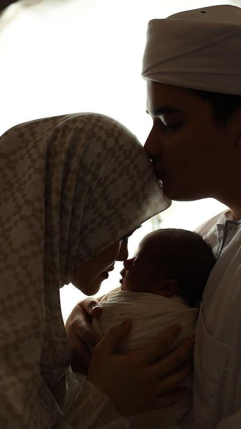 Memperingati Anniversary Pernikahan 2 Tahun, Alvin Faiz Memamerkan Potret Mesra Ciuman dengan Henny Rahman