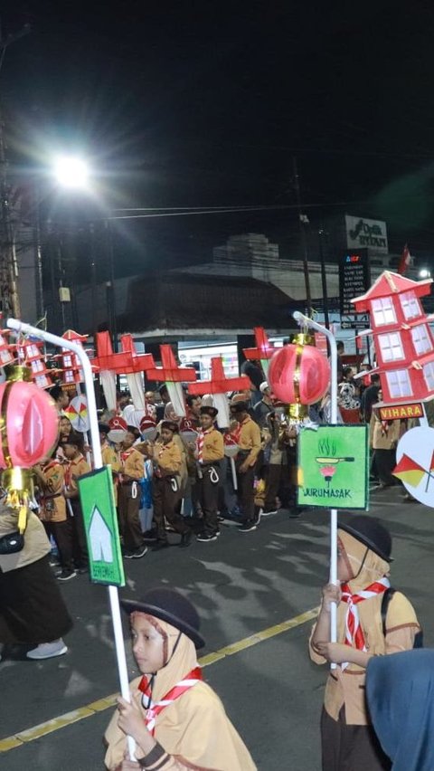 Ribuan warga memadati sepanjang Jalan Ahmad Yani, Simpang Lima, Jalan DR. Soetomo, hingga Taman Blambangan yang menjadi rute pawai.