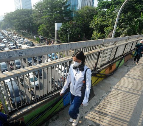 FOTO: Potret Warga Bermacet-macetan di Tengah Polusi Parah Jakarta