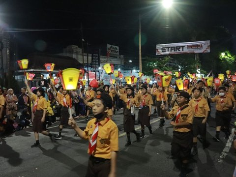 Meriahnya Pawai Lampion yang Dibawakan Pramuka Banyuwangi