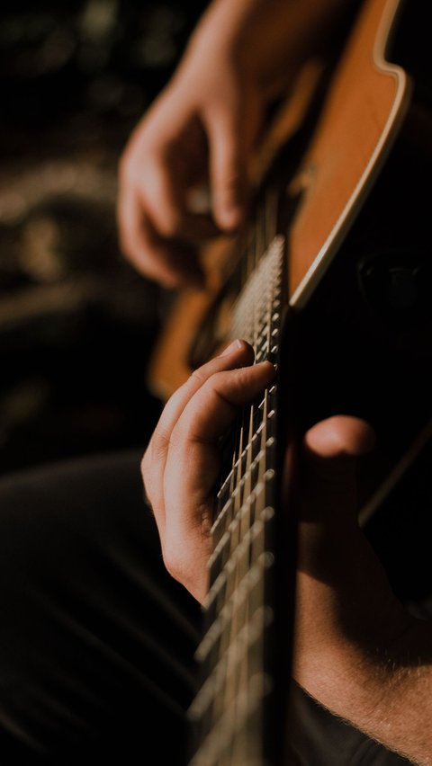 Kunci dasar gitar atau chord adalah teknik memegang fret gitar dengan posisi fret dan nomor senar yang tepat. Jenis kunci gitar dasar perlu diketahui terlebih  dahulu sebelum mulai belajar memainkan gitar. Pada gitar, terdapat kunci A, Am, B, Bm, D, Dm, E, Em, C, dan juga G. Setiap kunci ini memiliki cara sendiri untuk dimainkan dan dipetik. Kunci-kunci tersebut juga akan mengeluarkan nada yang berbeda saat dimainkan.