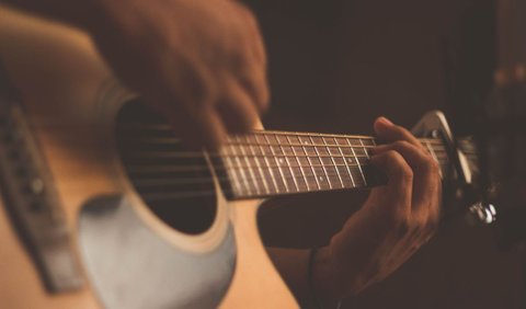 Kunci gitar dasar adalah pengetahuan yang sangat penting jika Anda tertarik untuk memainkan alat musik petik ini. Tanpa mengenali kunci-kunci dasar gitar, Anda  tentu tak akan bisa maju ke tingkat selanjutnya.