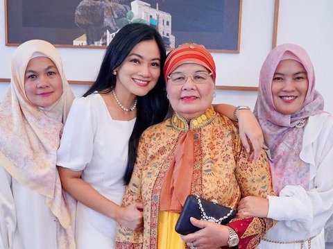 8 Potret Perayaan Ulang Tahun Ibunda Titi Kamal, Terlihat Awet Muda di Usia yang ke-75