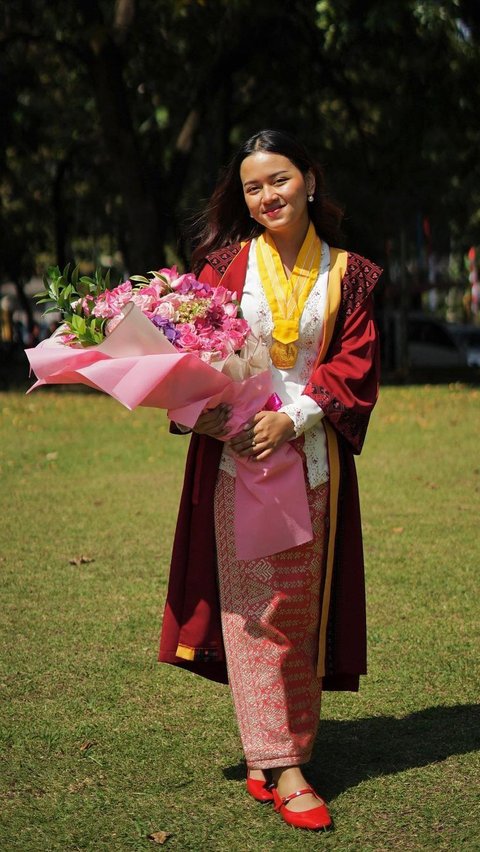 Paras Manis Jian Ayune Sundul Langit Anak Bupati Ponorogo Berkebaya & Tenun Songket