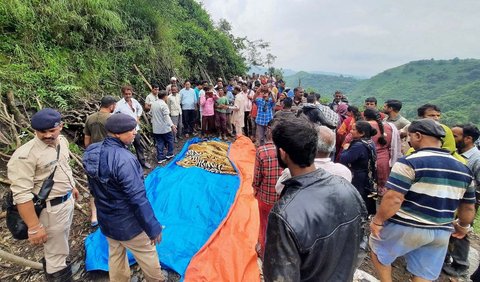 Sementara itu, pejabat dari otoritas manajemen bencana mengatakan bahwa 41 jenazah telah ditemukan pada Senin malam.