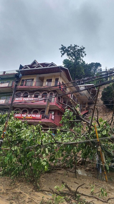 Dalam salah satu insiden paling mematikan, sebuah kuil runtuh di ibu kota negara bagian, Shimla, dengan tim penyelamat mengeluarkan setidaknya sembilan mayat.