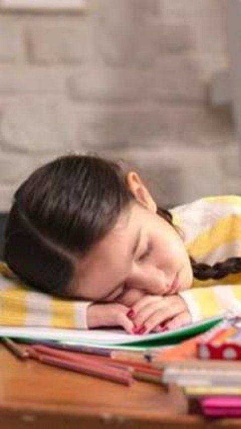 Tuai Pujian, Aksi Orang Tua Hukum Anaknya yang Tidur saat Pelajaran di Kelas Ini Curi Perhatian