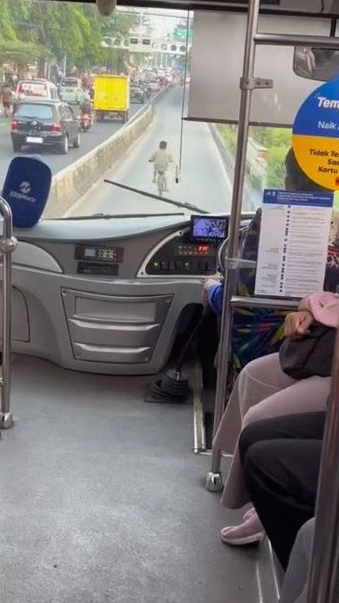Viral Bocah Kayuh Sepeda di Jalur Busway, Panik saat Ada Bus di Belakangnya