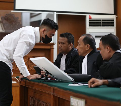 Terdakwa kasus penganiayaan berat Mario Dandy dituntut hukuman 12 tahun penjara oleh Jaksa Penuntut Umum (JPU). Tuntutan itu dijatuhkan usai Mario dinilai dengan tanpa ampun melakukan tindakan tersebut kepada korban yang bernama David Ozora.