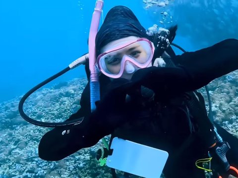 10 Momen Keseruan Prilly Latuconsina Diving di Ternate, Potret Cantiknya Malah Bikin Salfok