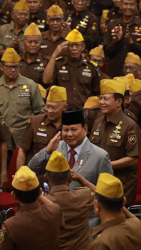 Prabowo tampak menyapa para tentara veteran yang menyambut kedatangannya di Solo.