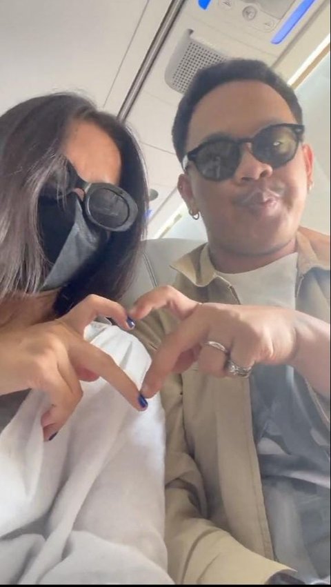 Keduanya liburang bareng ke Yogyakarta. Marlo dan Cantika Abigail berpose love sign. (foto : twitter/cantika abigail)