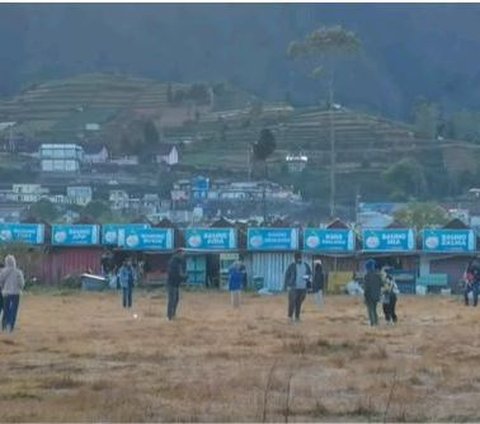 Cuaca Dingin Ekstrem Landa Dieng, Wisatawan Bikin Es Krim Secara Alami