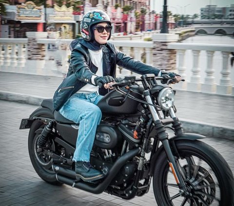 Hobby of Riding Motorcycles, See Photos of Dian Ayu's Hijab Lady Biker Style