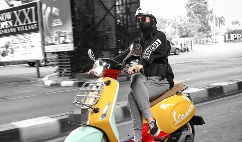 Pakai Sweater Saat Naik Vespa