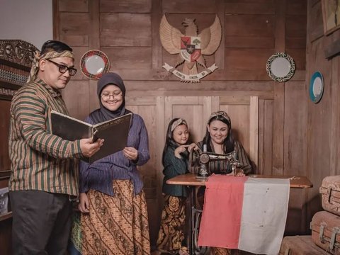 Sepuluh Momen Hangat dalam Photoshoot Keluarga Tia AFI dengan Tema Unik 'Wong Ndeso' - Pesona Penampilan Kedua Anak Menarik Perhatian