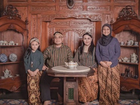 Sepuluh Momen Hangat dalam Photoshoot Keluarga Tia AFI dengan Tema Unik 'Wong Ndeso' - Pesona Penampilan Kedua Anak Menarik Perhatian