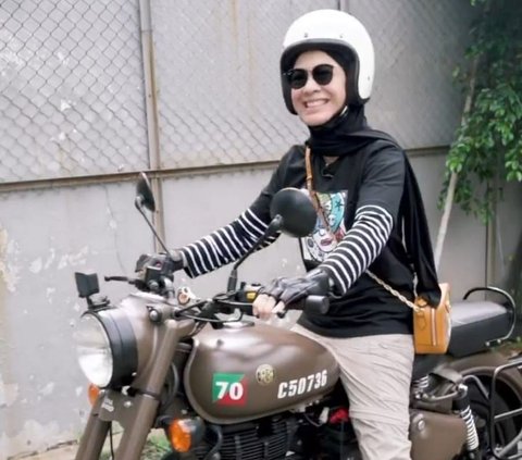 Hobby of Riding Motorcycles, See Photos of Dian Ayu's Hijab Lady Biker Style