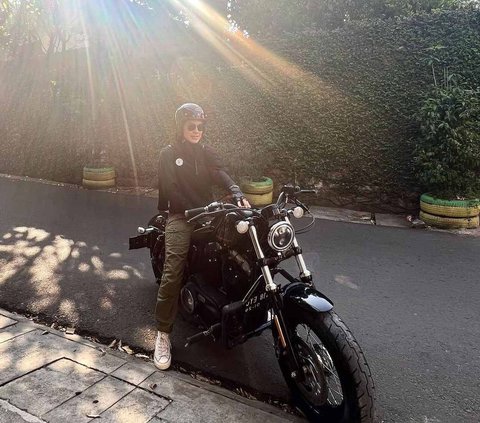 Hobby of Riding Motorcycles, See Photos of Dian Ayu's Hijab Lady Biker Style