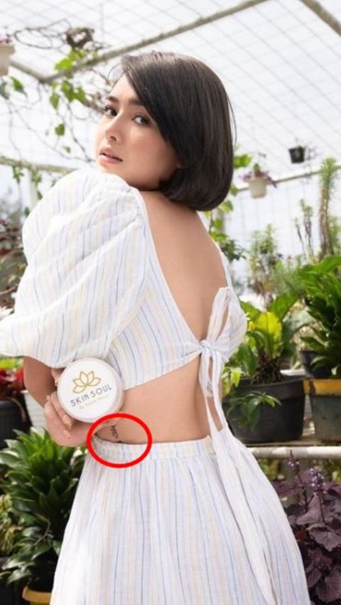 Selain tato pistol, Amanda juga memiliki tato di pinggang dengan huruf arab.