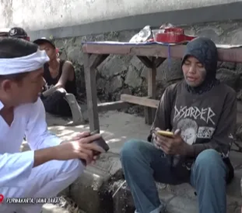 Wanita Punk Berhijab, Dedi Mulyadi Tersentuh Berikan Modal Jualan Sayur 'Kamu Bisa Populer, Fashionnya Gak Usah Diubah'