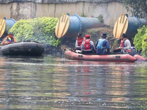 FOTO: Kompaknya Kapolda Metro dan Pangdam Jaya Terjun ke Kali Ciliwung untuk Bersihkan Sampah