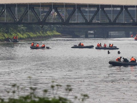 FOTO: Kompaknya Kapolda Metro dan Pangdam Jaya Terjun ke Kali Ciliwung untuk Bersihkan Sampah