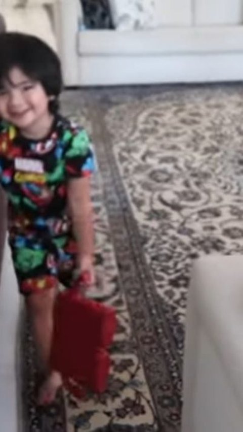 Ruang tamunya juga dilengkapi dengan karpet bulu dan sofa yang tertata rapi dan terlihat megah. <br /><br />(foto :youtube.com/athisha khan)