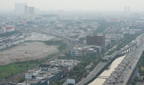 Polusi udara di Jakarta berada pada titik terburuk. Jakarta kembali menduduki sebagai kota dengan udara terburuk sedunia pagi ini, Selasa (15/8).