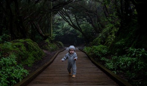 Melatih Si Kecil Menumpu Berat Tubuh pada Kaki