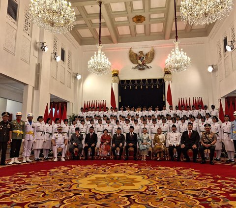 Jokowi Kukuhkan Anggota Paskibraka HUT ke-78 RI di Istana