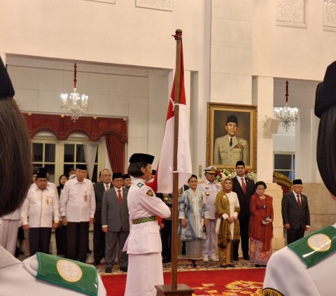 Jokowi Kukuhkan Anggota Paskibraka HUT ke-78 RI di Istana