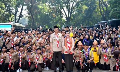 Momen Jokowi dan Iriana Berseragam Pramuka Tinjau Raimuna Nasional XII di Cibubur