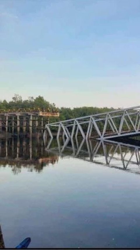 Jembatan di Meranti Riau Ambruk, Warga Menyeberang Dilayani Perahu Bermotor