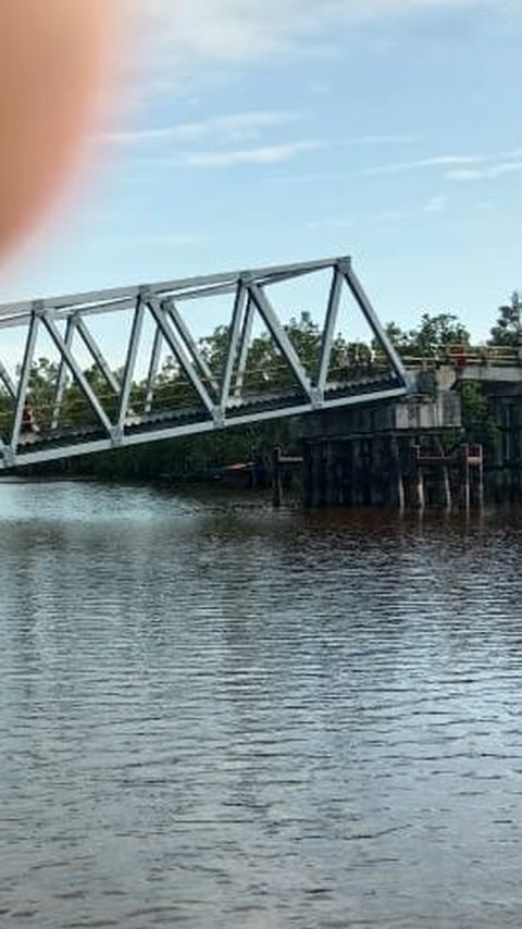 Jembatan sepanjang 70 meter menggunakan konstruksi Truss Bridge itu sebelumnya sudah mengalami kerusakan, yakni terjadi penurunan pada pondasi dan struktur bangunan.