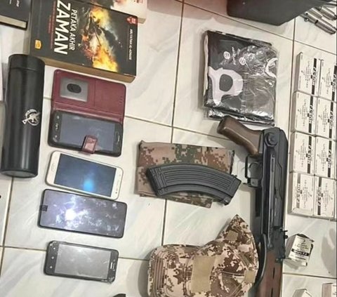 Tim Densus 88 Antiteror Polri menangkap DE (27), terduga teroris Bekasi. Dalam penggeledahan, penyidik menemukan 16 senjata api yang di antaranya hasil modifikasi dari airsoft gun.